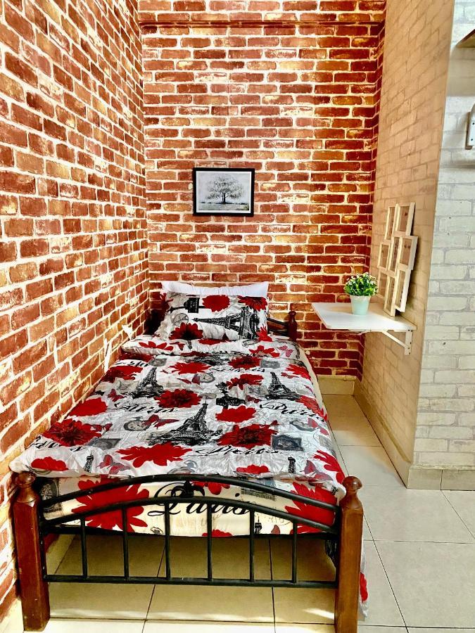 Putravilla Condominium Lovely & Spacious With Public Pool Kampong Kerdas Exterior photo