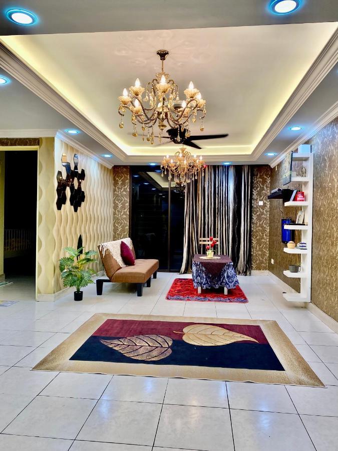 Putravilla Condominium Lovely & Spacious With Public Pool Kampong Kerdas Exterior photo